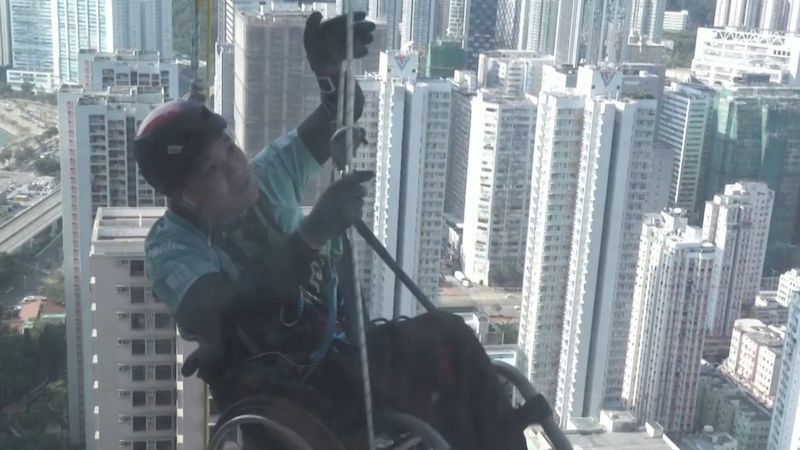 Vozíčkář vyšplhal na mrakodrap v Hongkongu